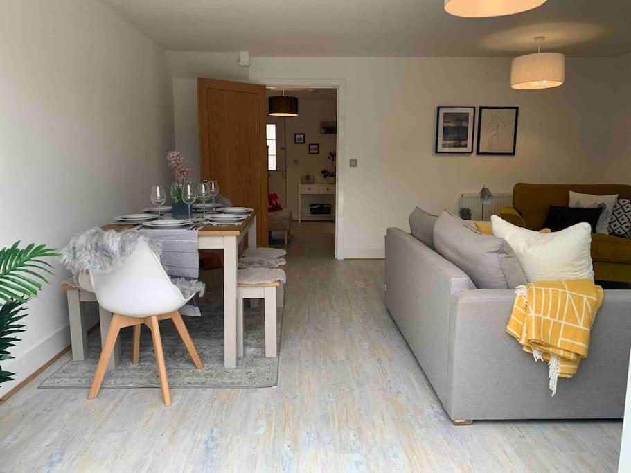 Villa Stylish & Spacious 3 Bed House With 2 Free Car Parking Spaces Appledram Exterior foto
